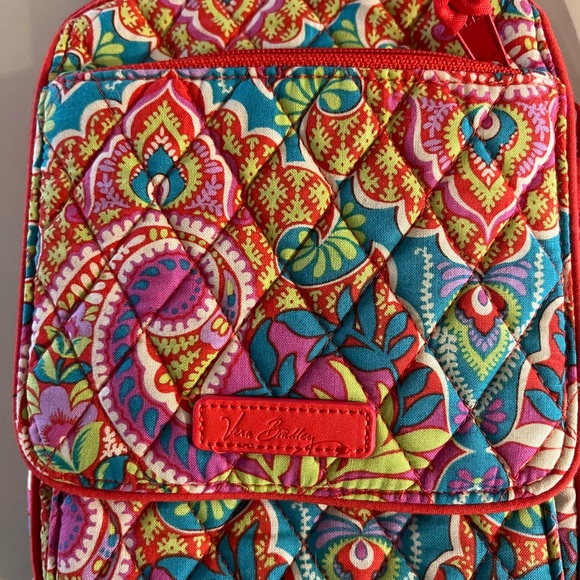 Vera Bradley Crossbody with adjustable strap. Multiple pockets with back pocket - Picture 3 of 4